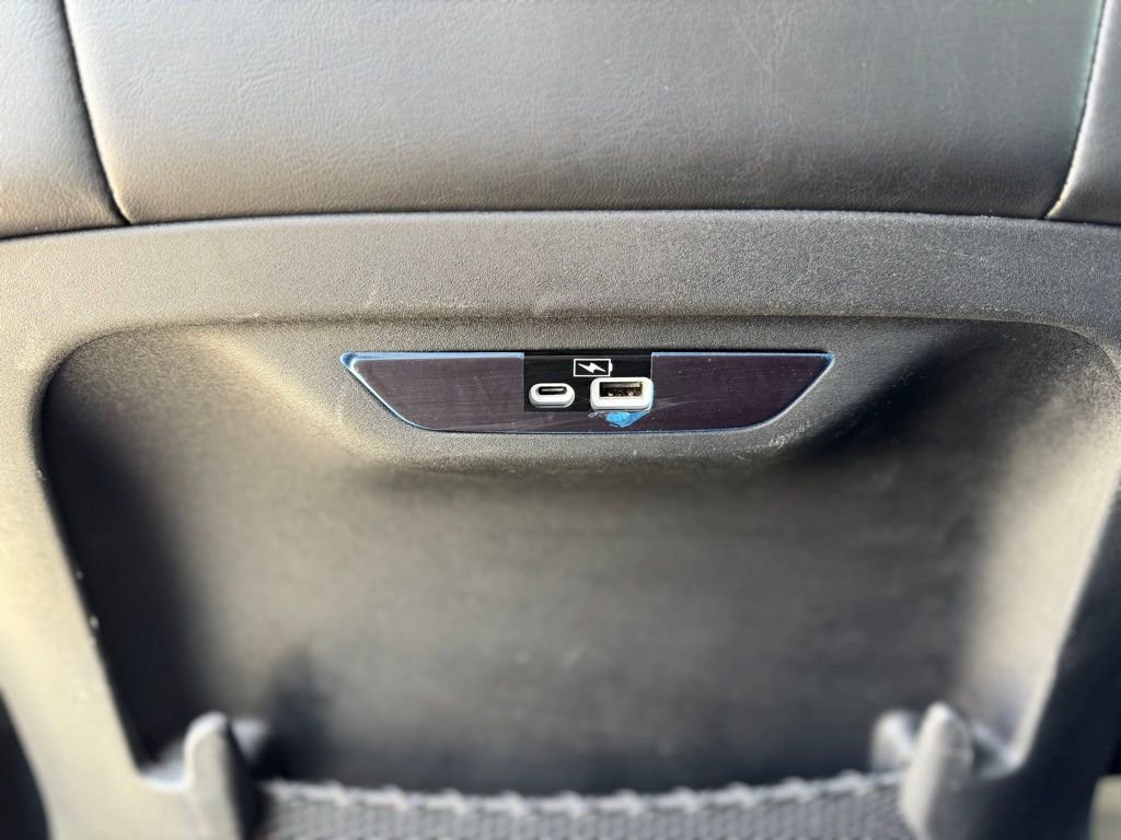 Used 2023 Chrysler Pacifica Touring-L image 39