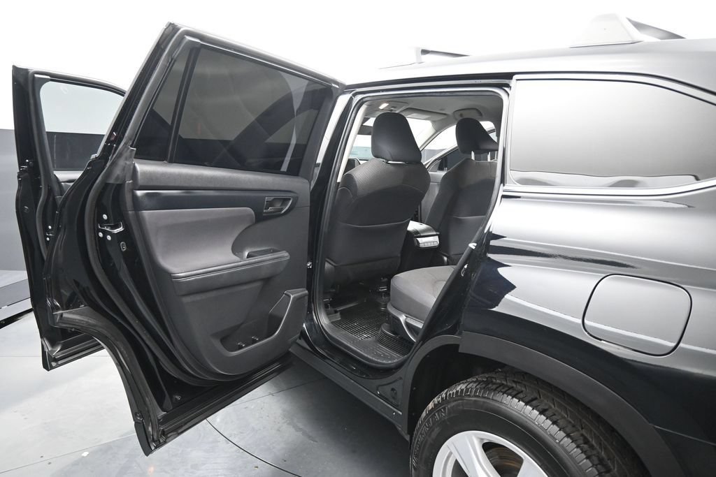 Used 2023 Toyota Highlander LE AWD/4WD image 17