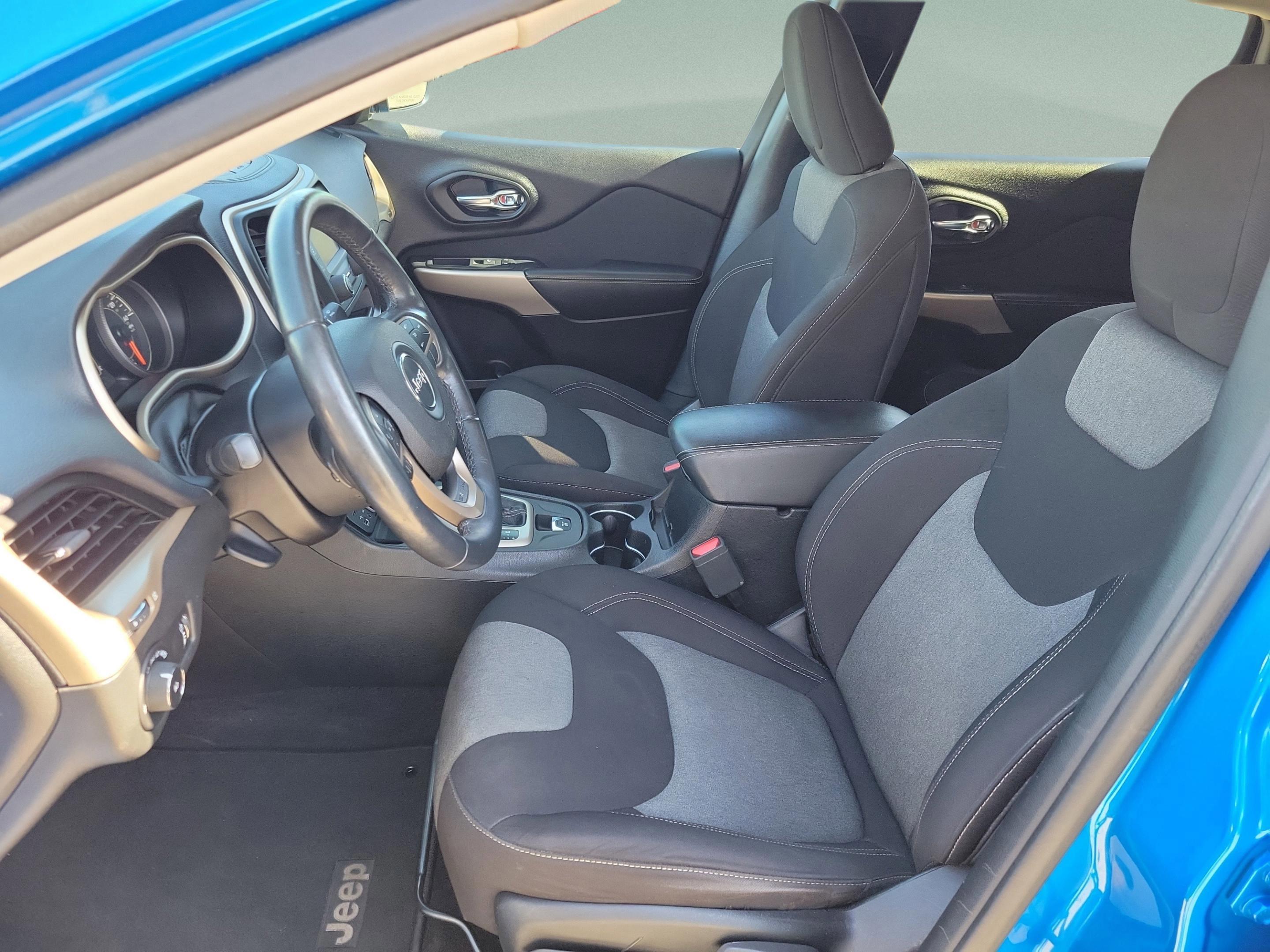 Used 2018 Jeep Cherokee Latitude w/ Altitude Package image 8