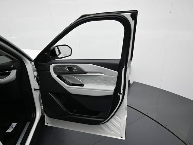 Certified 2025 Ford Explorer Platinum w/ Ultimate Package image 30