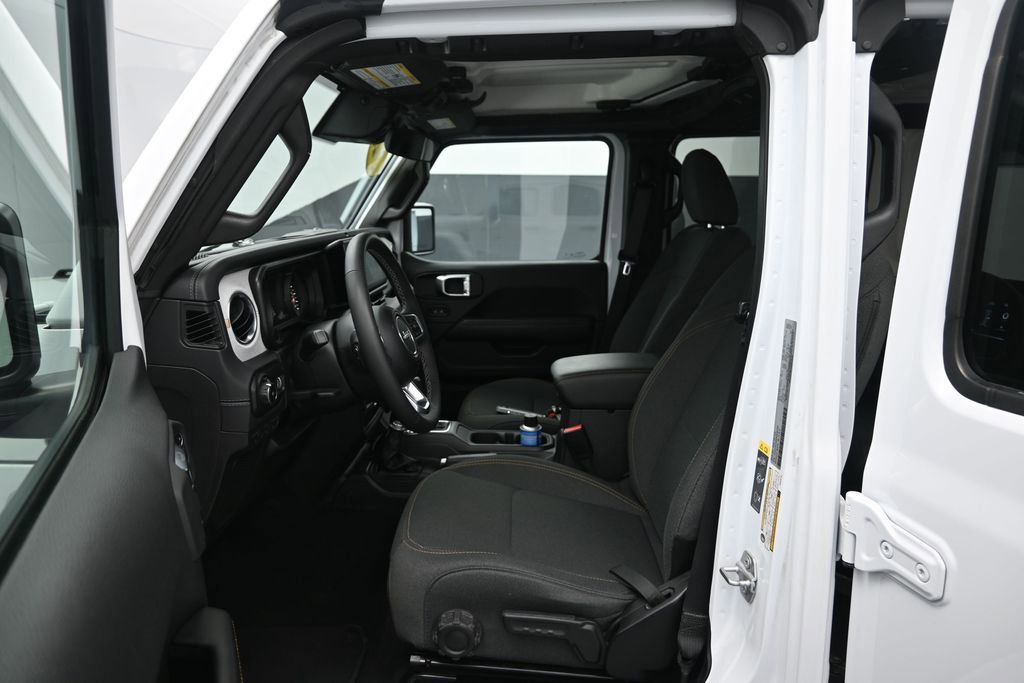 Used 2025 Jeep Wrangler Sahara AWD/4WD image 12