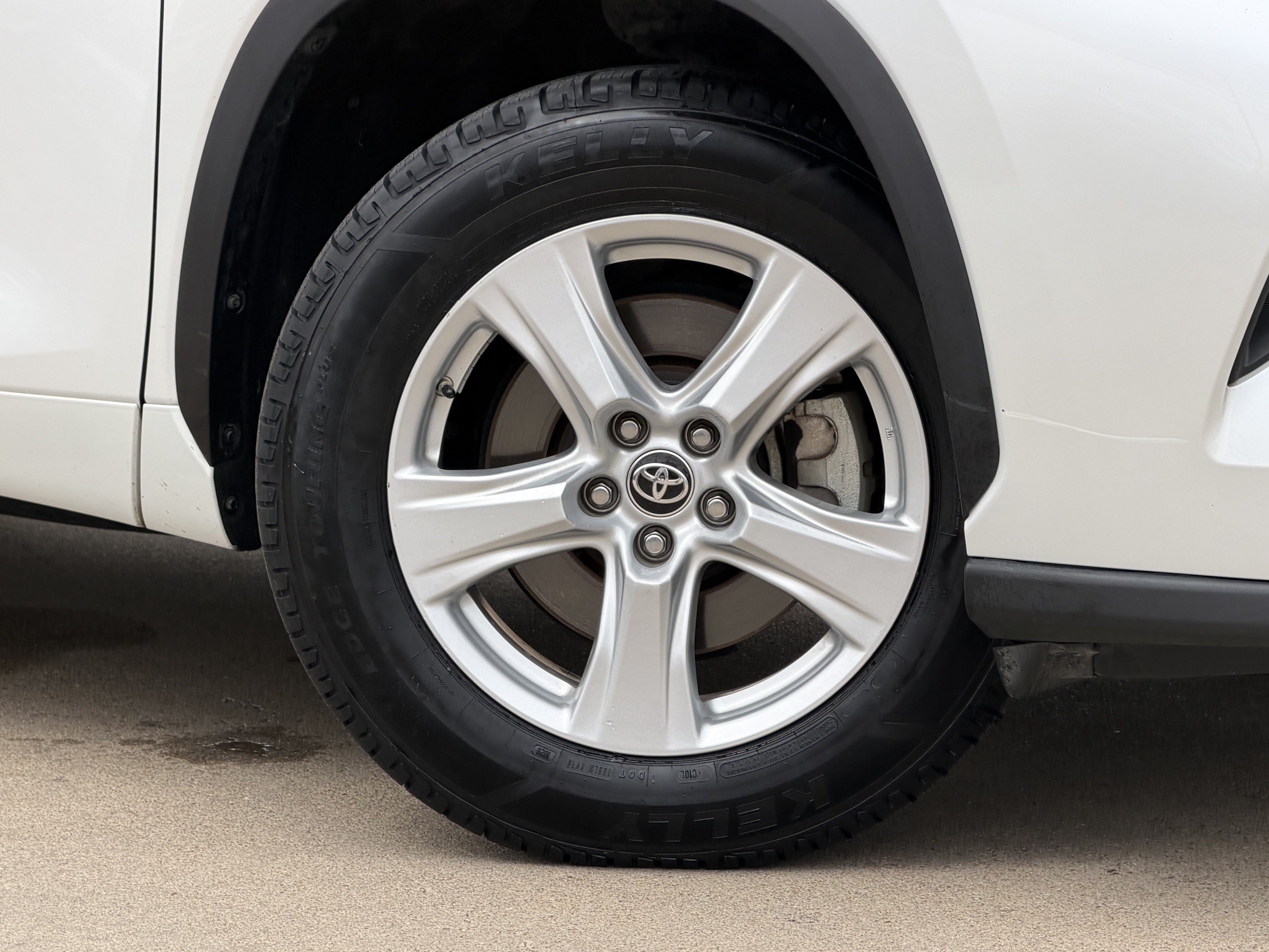 Used 2025 Toyota Highlander LE FWD image 3