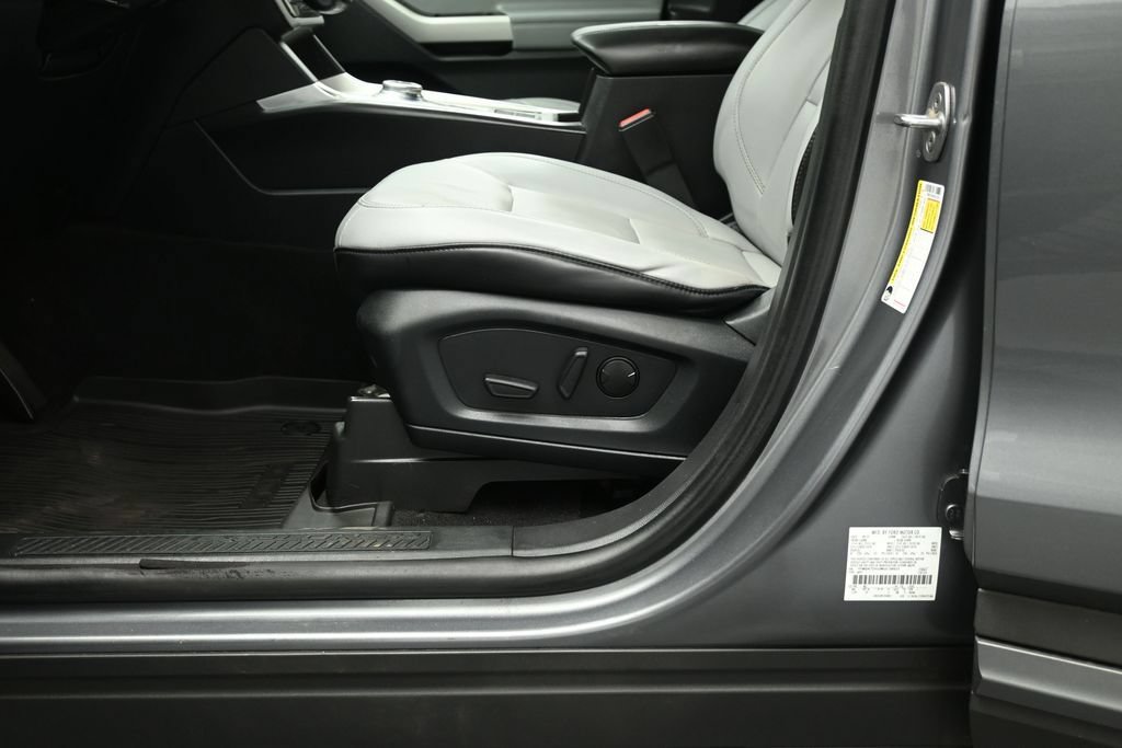 Certified 2021 Ford Explorer XLT w/ Equipment Group 202A RWD image 9