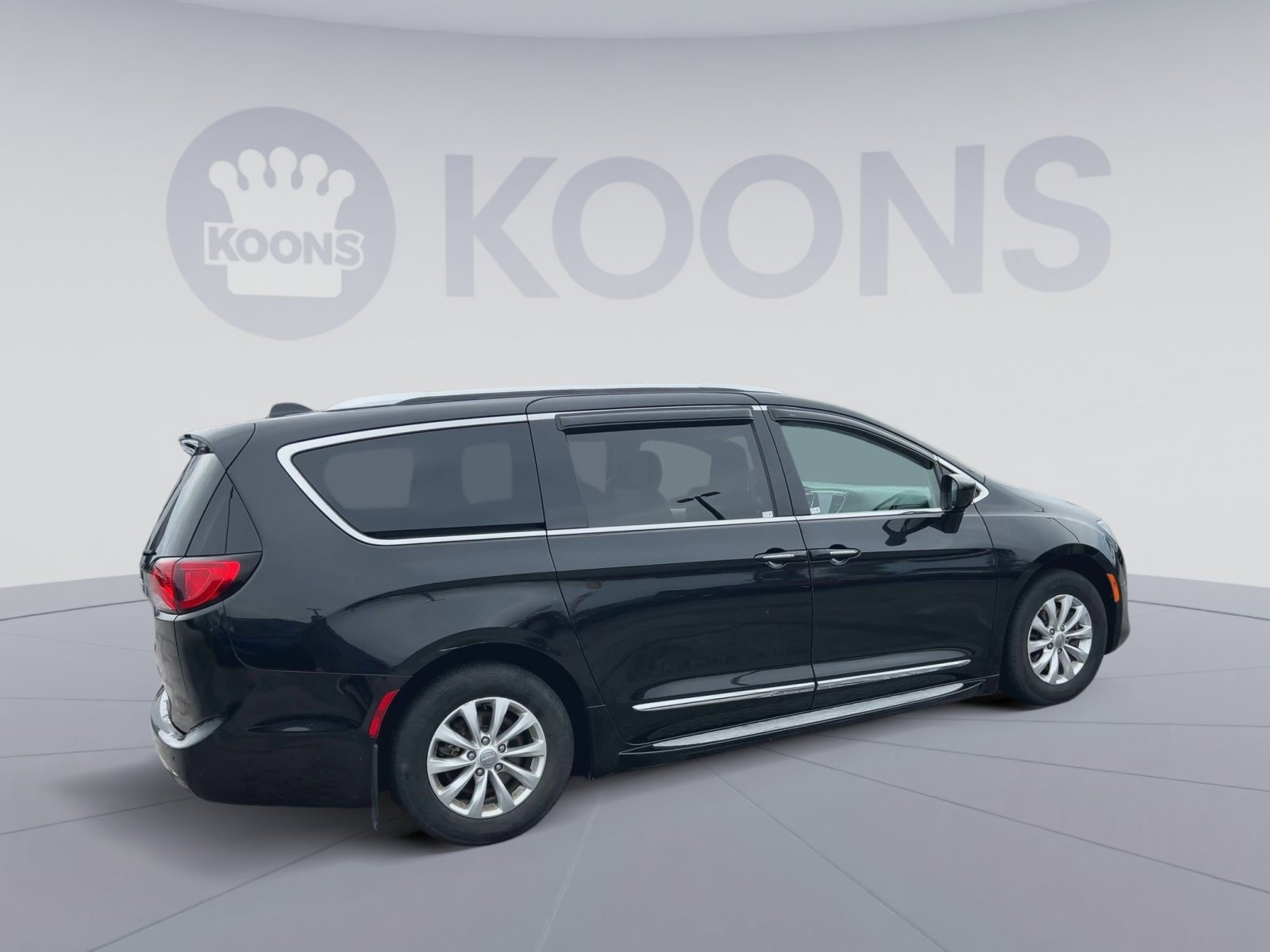 Used 2018 Chrysler Pacifica Touring-L FWD image 12
