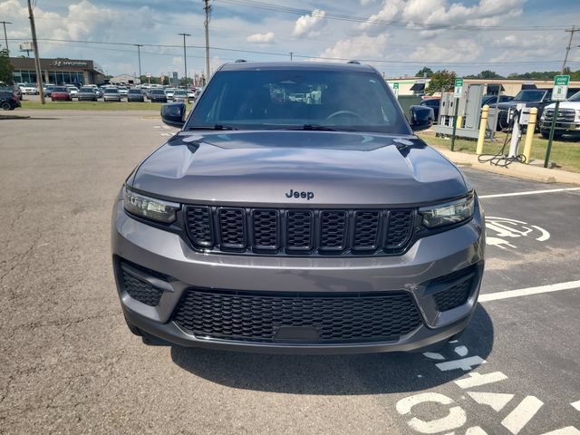 Used 2025 Jeep Grand Cherokee Altitude AWD/4WD image 2