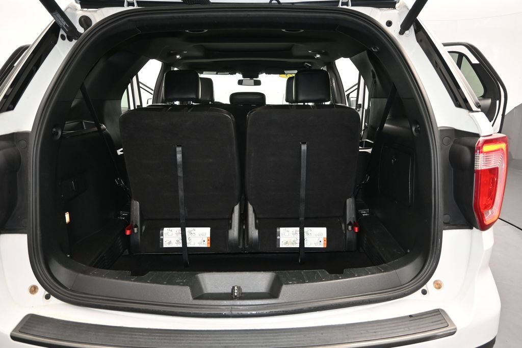 Certified 2018 Ford Explorer XLT w/ Equipment Group 202A FWD image 11