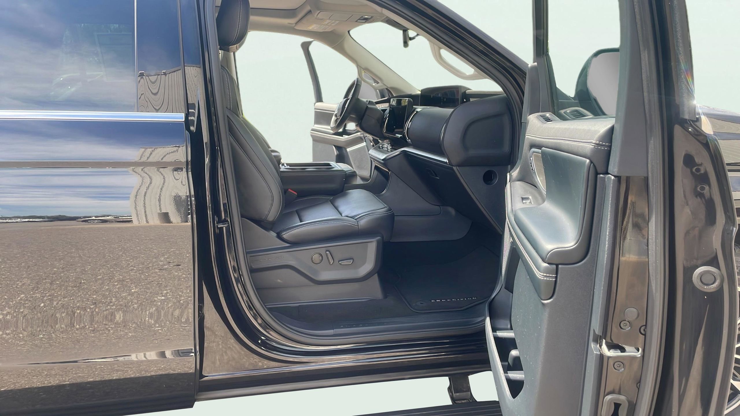 Certified 2025 Ford Expedition Max Platinum AWD/4WD image 13