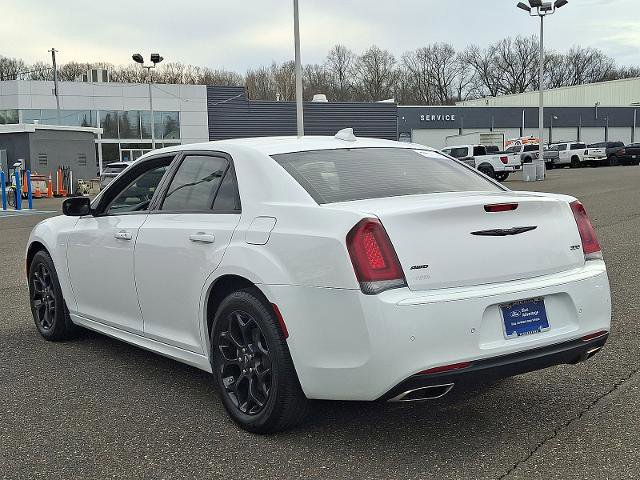 Used 2023 Chrysler 300 Touring L w/ Comfort Group image 2