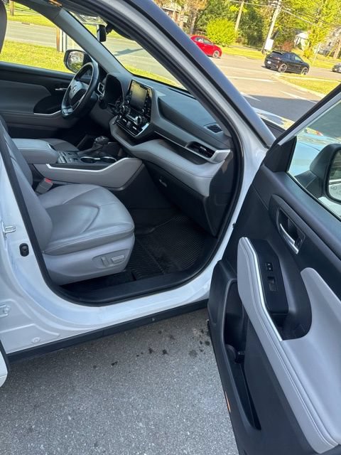 Used 2022 Toyota Highlander XLE AWD/4WD image 19