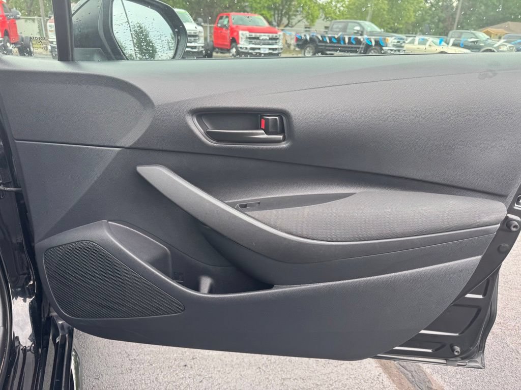 Used 2025 Toyota Corolla LE FWD image 12
