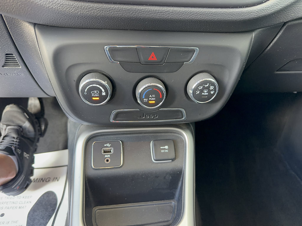 Used 2018 Jeep Compass Latitude FWD image 21