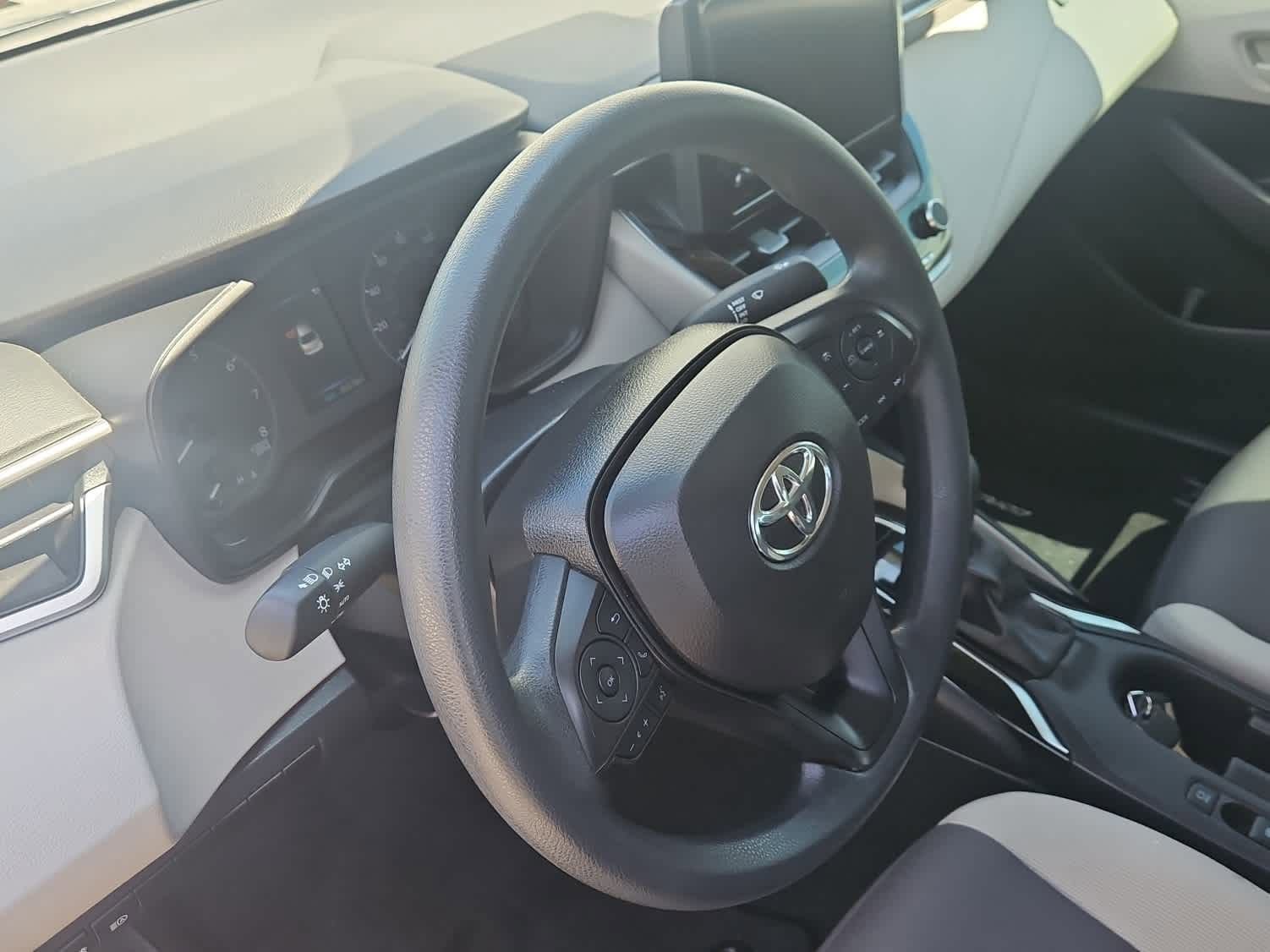 Used 2024 Toyota Corolla LE FWD image 2
