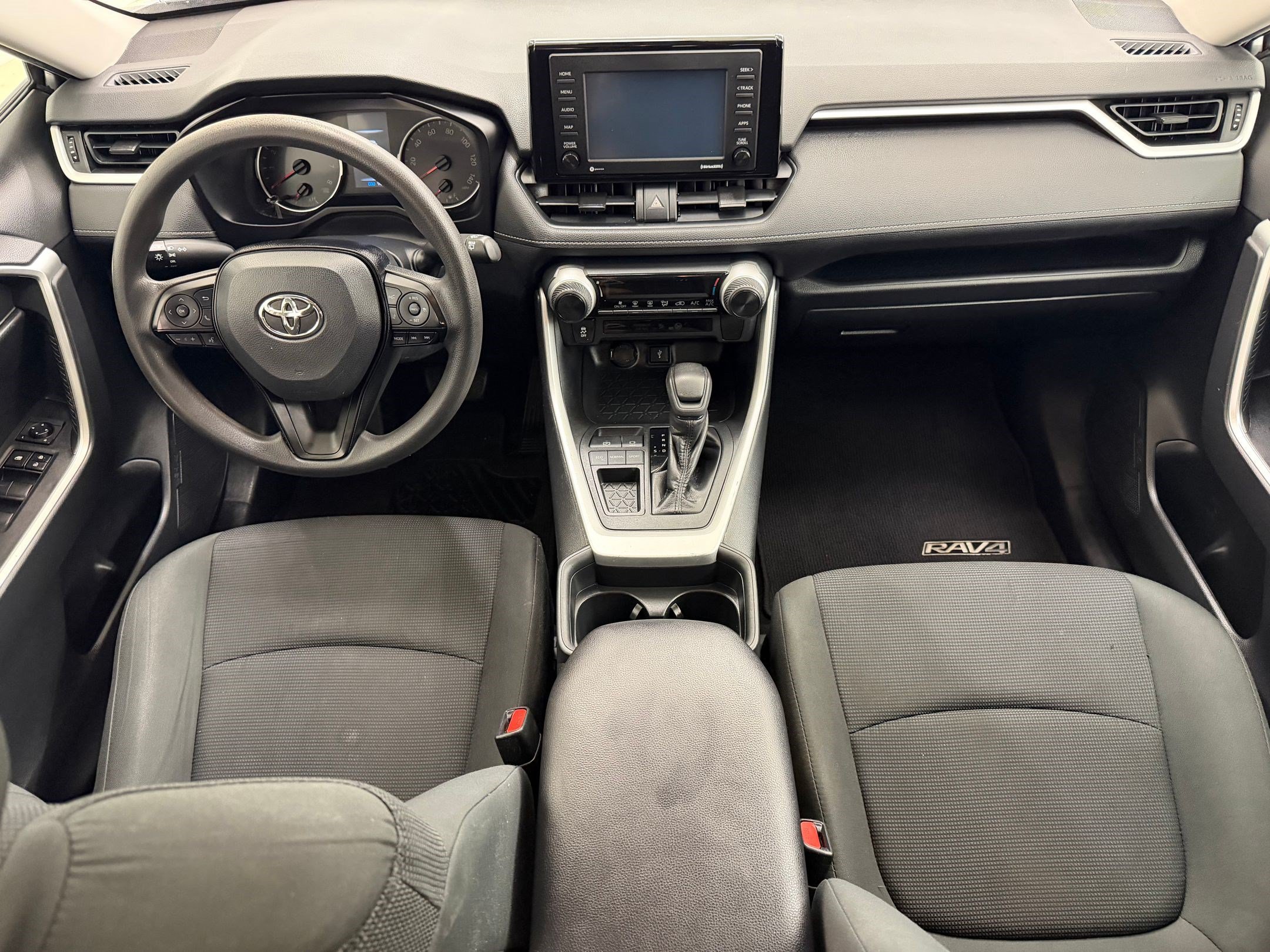 Used 2020 Toyota RAV4 LE FWD image 16