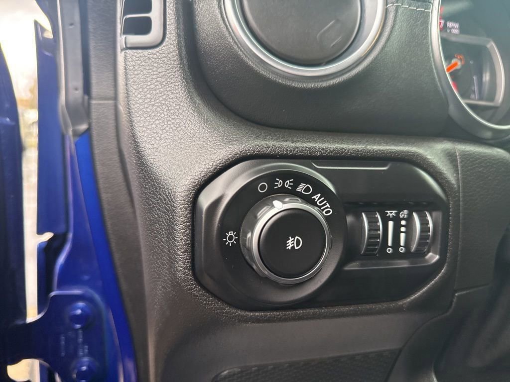 Used 2019 Jeep Wrangler Unlimited Sahara w/ Uconnect 4C Nav & Sound Group image 22