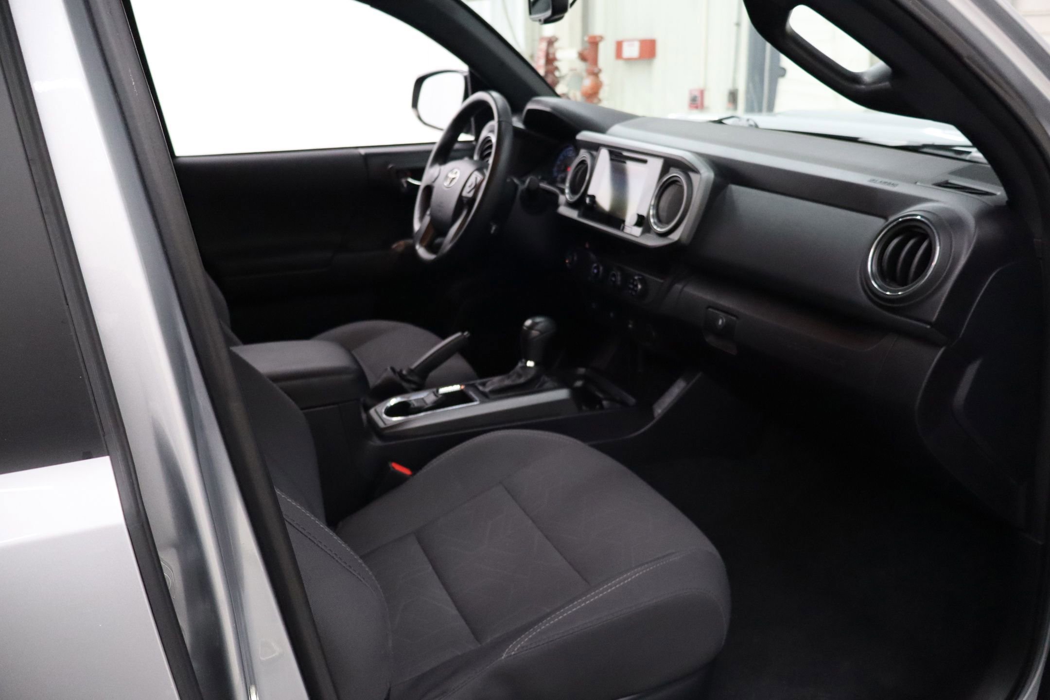 Used 2017 Toyota Tacoma TRD Sport w/ Tow Package image 28