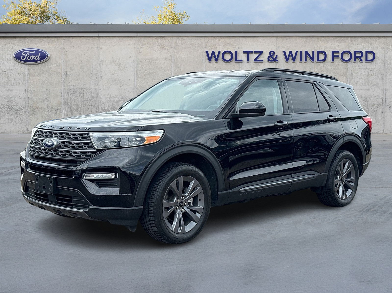 Certified 2023 Ford Explorer XLT w/ Equipment Group 202A AWD/4WD image 3