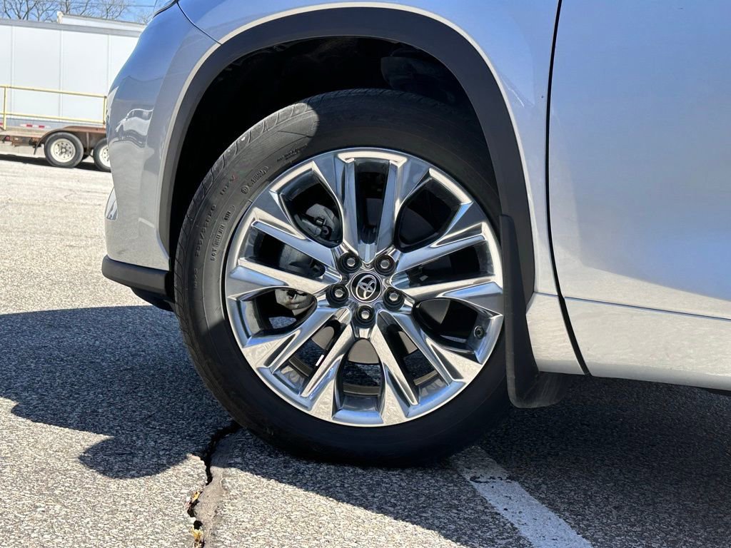 Used 2024 Toyota Highlander Limited AWD/4WD image 8