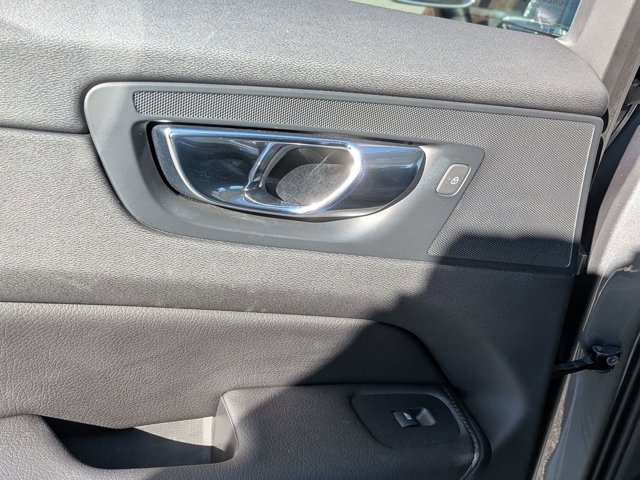 Used 2020 Volvo XC60 T5 Momentum w/ Protection Package Premier image 28