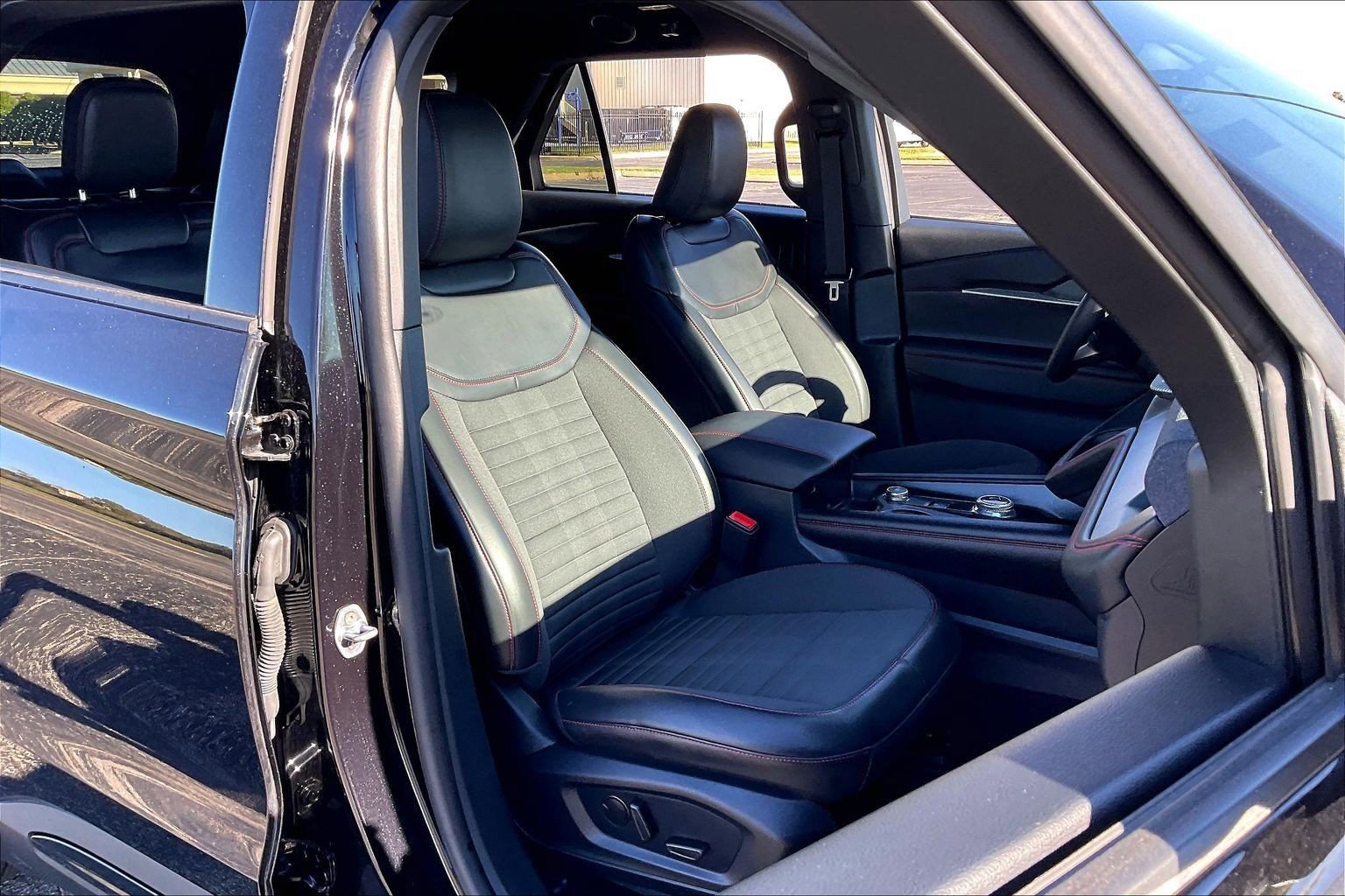 Certified 2025 Ford Explorer ST-Line w/ ST-Line Street Pack image 10