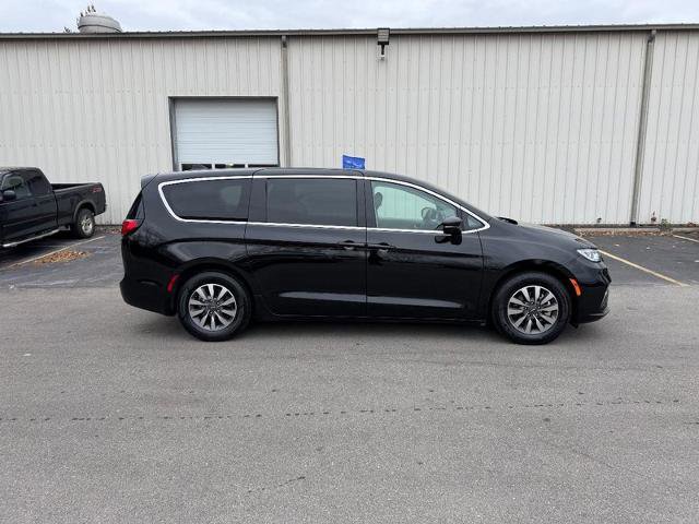 Used 2024 Chrysler Pacifica Limited image 2