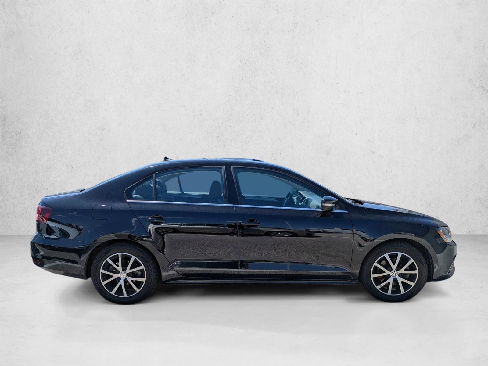 Used 2017 Volkswagen Jetta SE FWD image 4