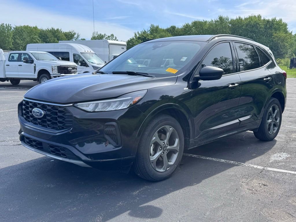Certified 2023 Ford Escape ST-Line w/ Tech Pack #1 AWD/4WD image 3