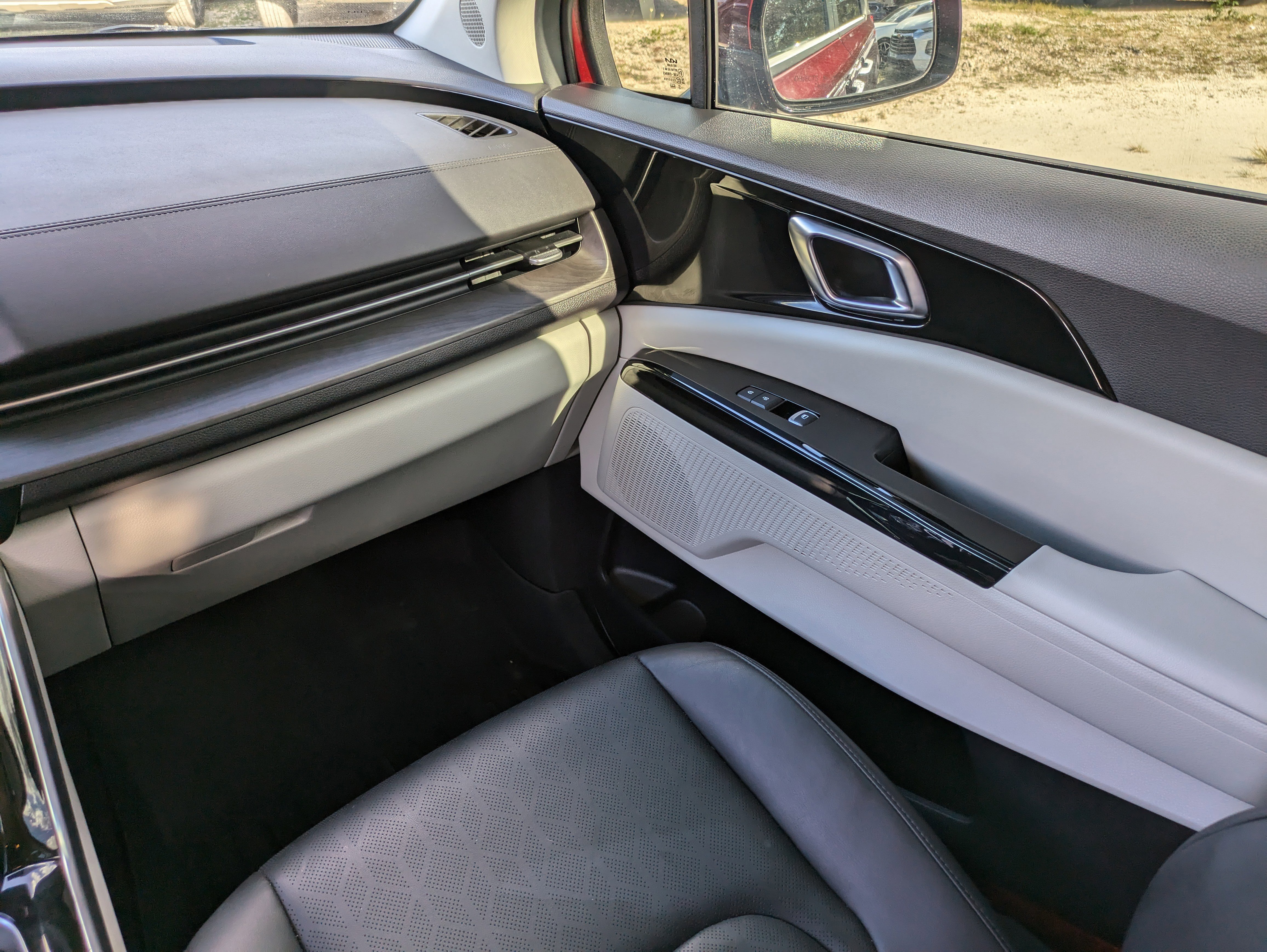 Used 2024 Kia Carnival EX image 20