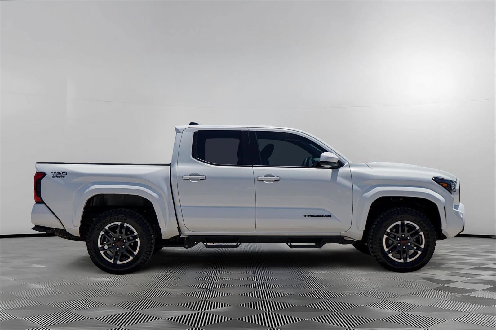 Used 2025 Toyota Tacoma TRD Sport AWD/4WD image 4