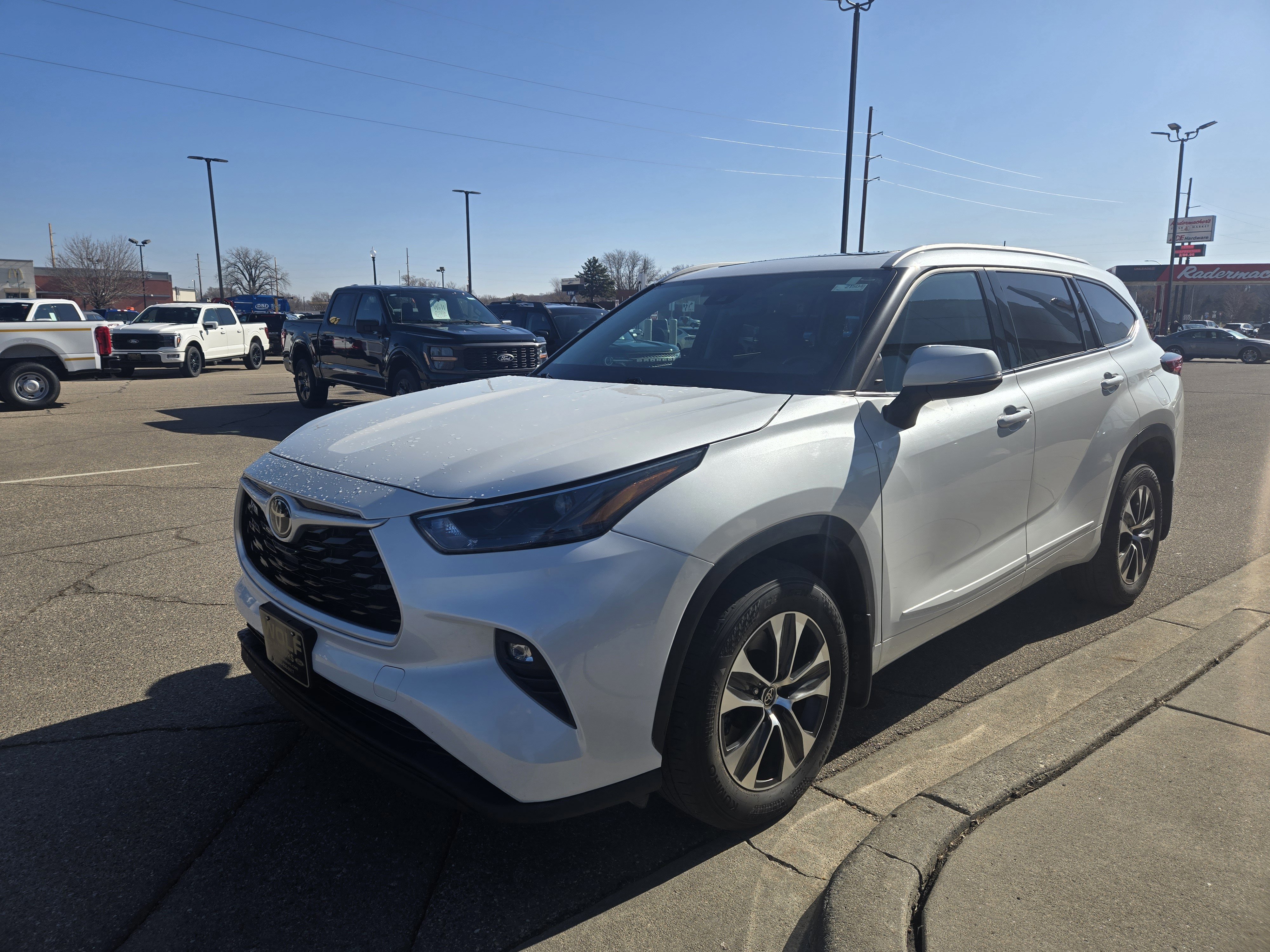 Used 2022 Toyota Highlander XLE AWD/4WD image 2