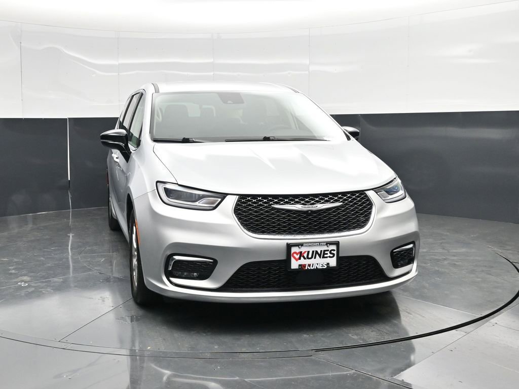 Used 2024 Chrysler Pacifica Touring-L image 4