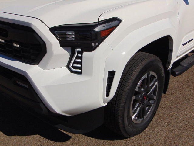Used 2025 Toyota Tacoma TRD Sport AWD/4WD image 2