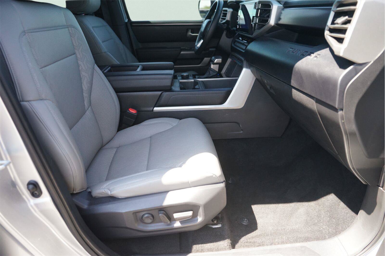 Used 2025 Toyota Tundra SR5 w/ SR5 Premium Package AWD/4WD image 18