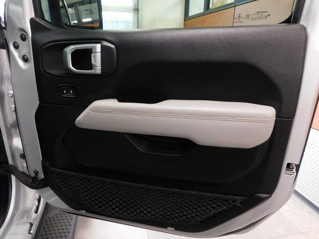 Used 2022 Jeep Wrangler Unlimited Sahara image 36