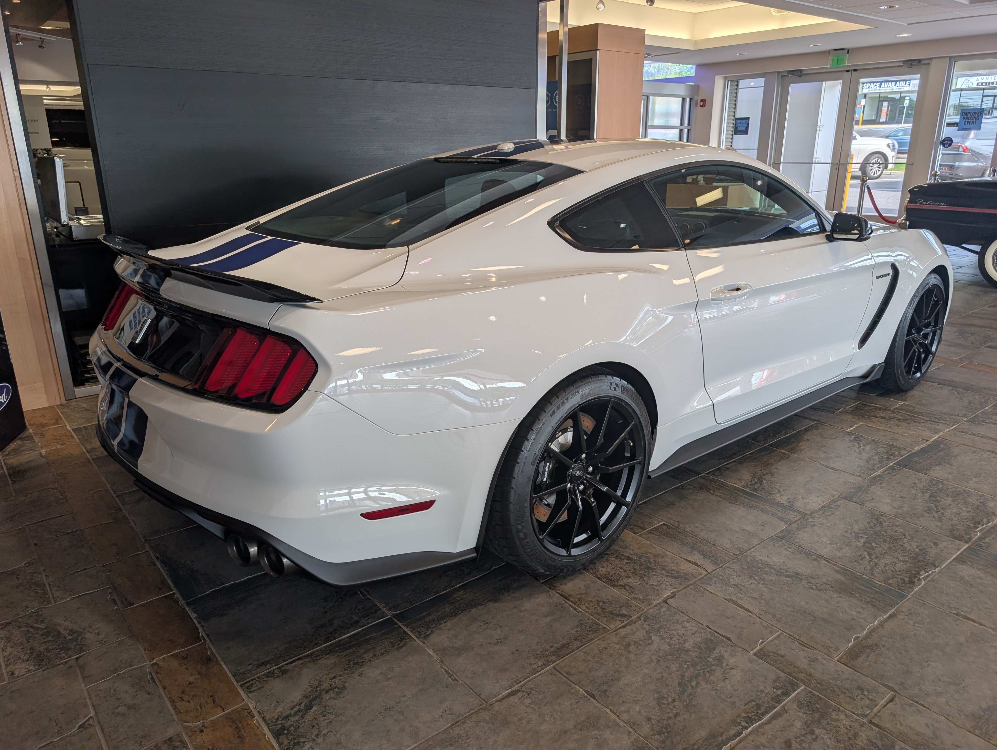 Certified 2018 Ford Mustang Shelby GT350 w/ Convenience Package RWD image 5