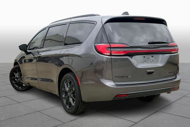 Used 2023 Chrysler Pacifica Limited w/ S Appearance Package image 2