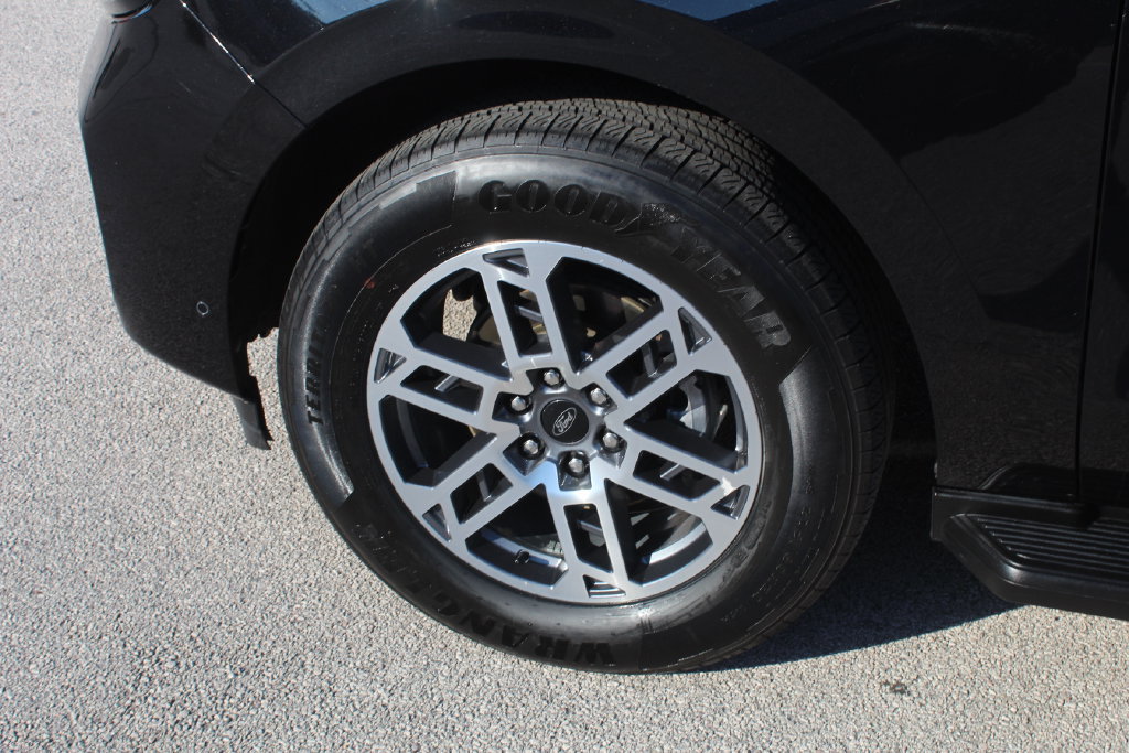 Certified 2025 Ford Expedition Active RWD image 5