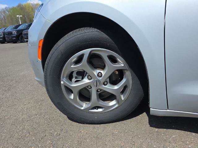 Used 2024 Chrysler Pacifica Limited FWD image 13