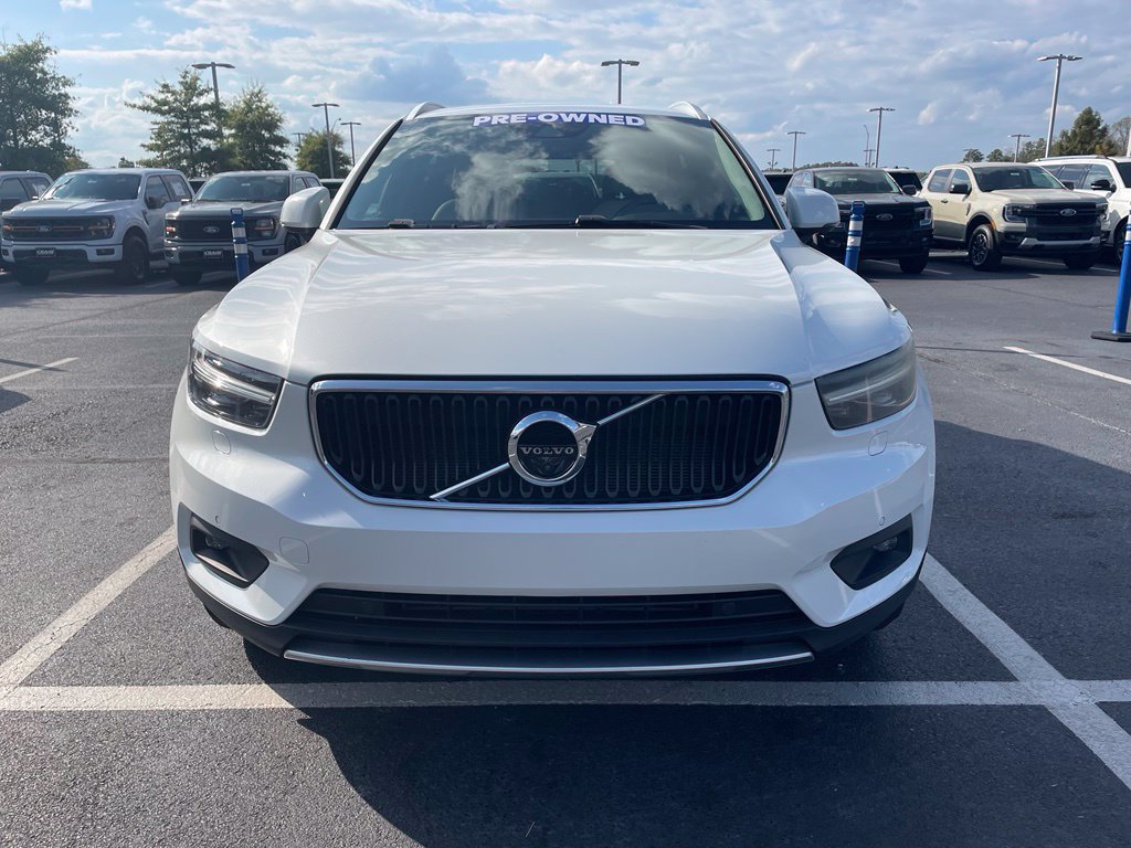 Used 2021 Volvo XC40 T4 Momentum FWD image 2