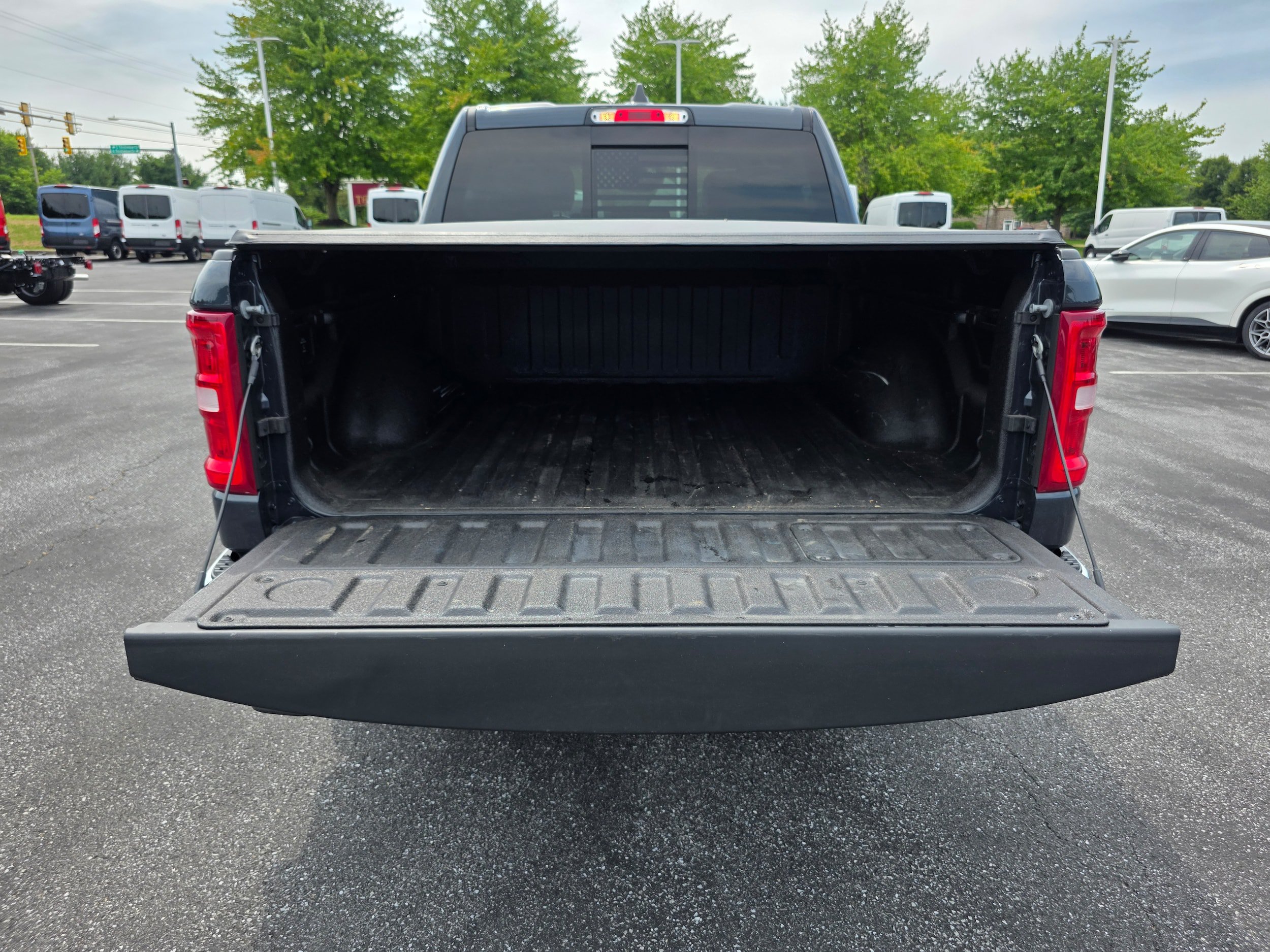 Used 2025 RAM 1500 Laramie AWD/4WD image 9