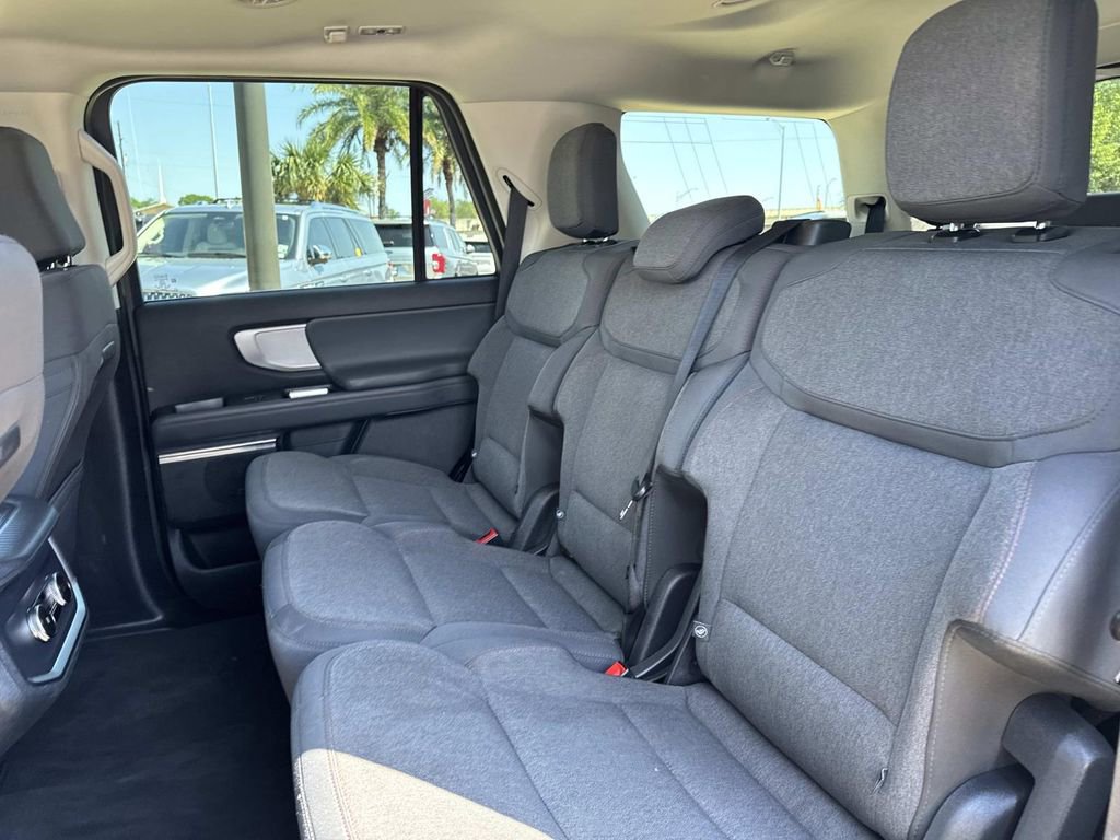 Certified 2025 Ford Expedition Active image 18