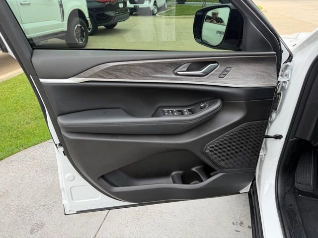 Used 2024 Jeep Grand Cherokee Limited w/ Luxury Tech Group II image 8