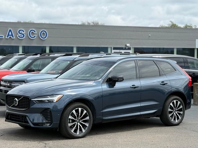 Used 2023 Volvo XC60 B5 Plus AWD/4WD image 35