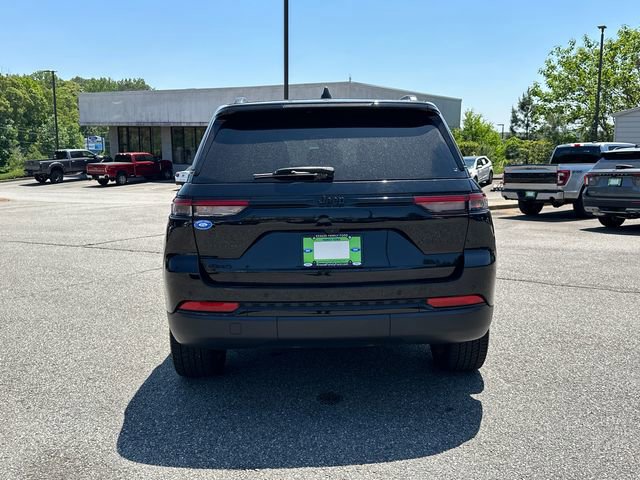 Used 2023 Jeep Grand Cherokee Altitude AWD/4WD image 4