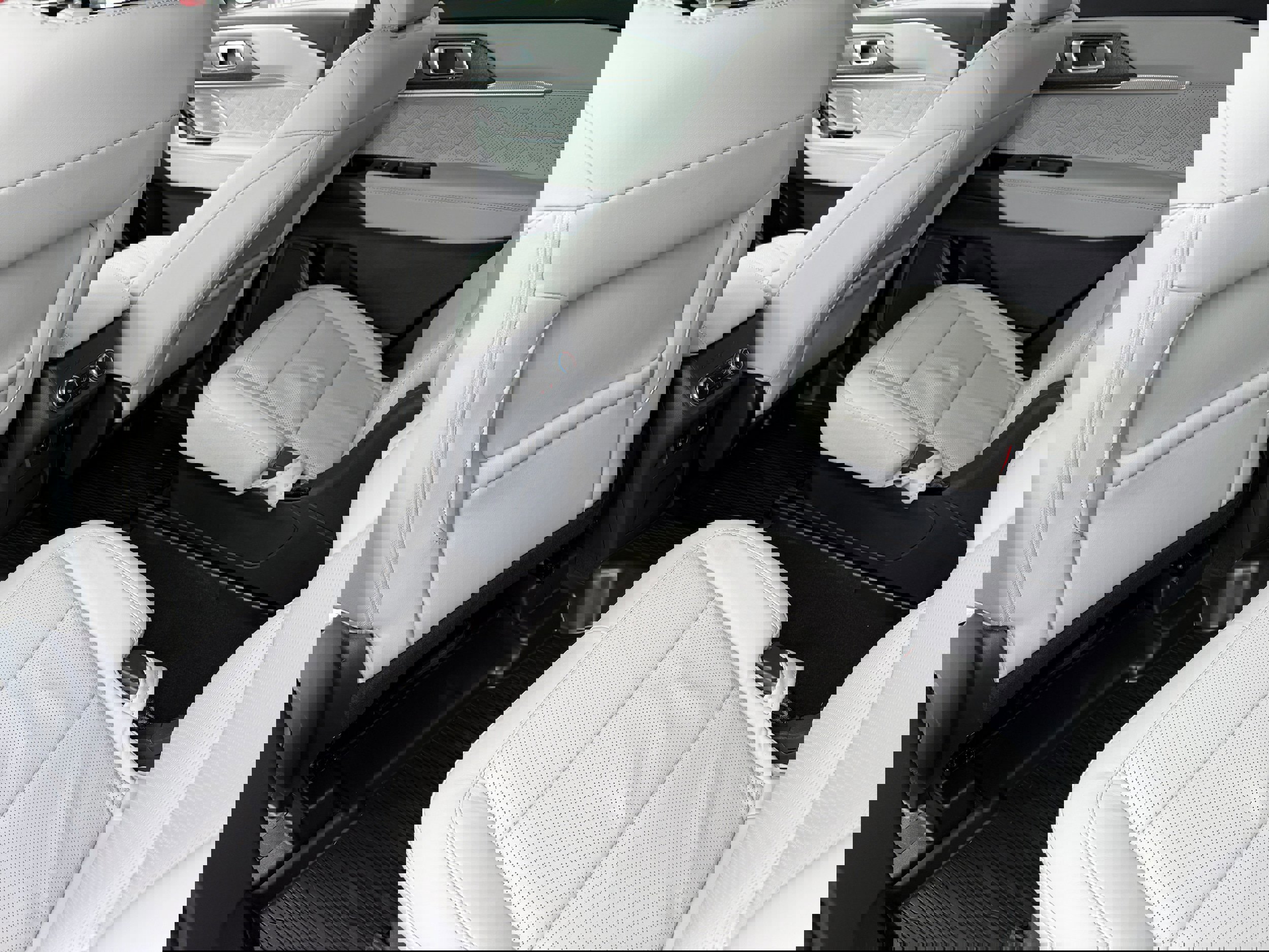 Certified 2025 Ford Explorer Platinum w/ LUX Leather Package image 17