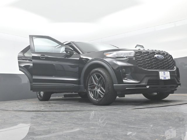 Certified 2025 Ford Explorer ST-Line w/ ST-Line Street Pack AWD/4WD image 32