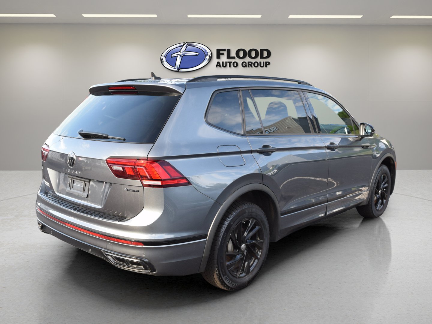 Used 2024 Volkswagen Tiguan SE R-Line AWD/4WD image 4