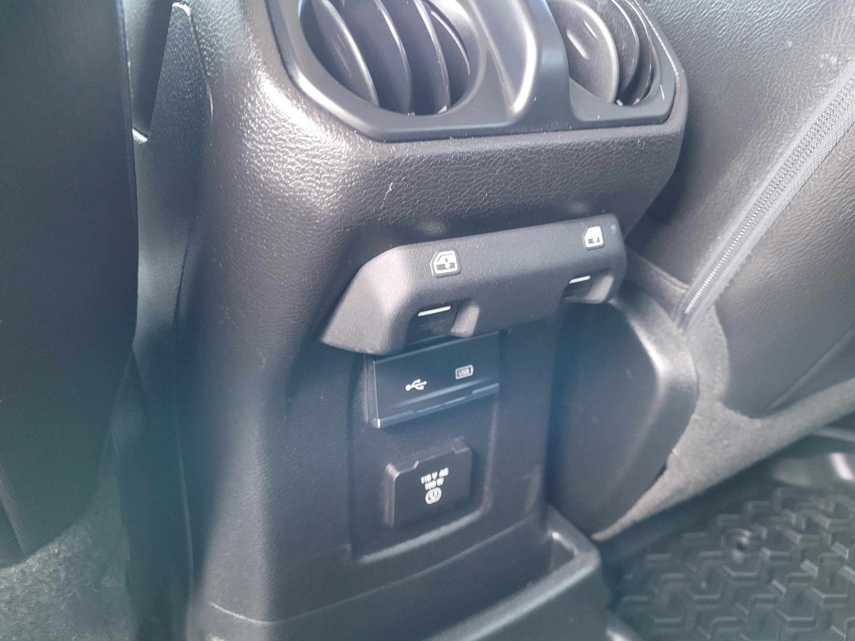 Used 2018 Jeep Wrangler Unlimited Sahara w/ Uconnect 4C Nav & Sound Group AWD/4WD image 15