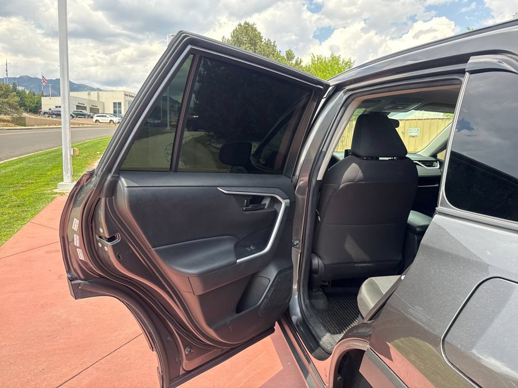 Used 2021 Toyota RAV4 LE AWD/4WD image 19