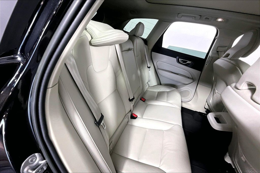 Used 2023 Volvo XC60 B5 Plus FWD image 27