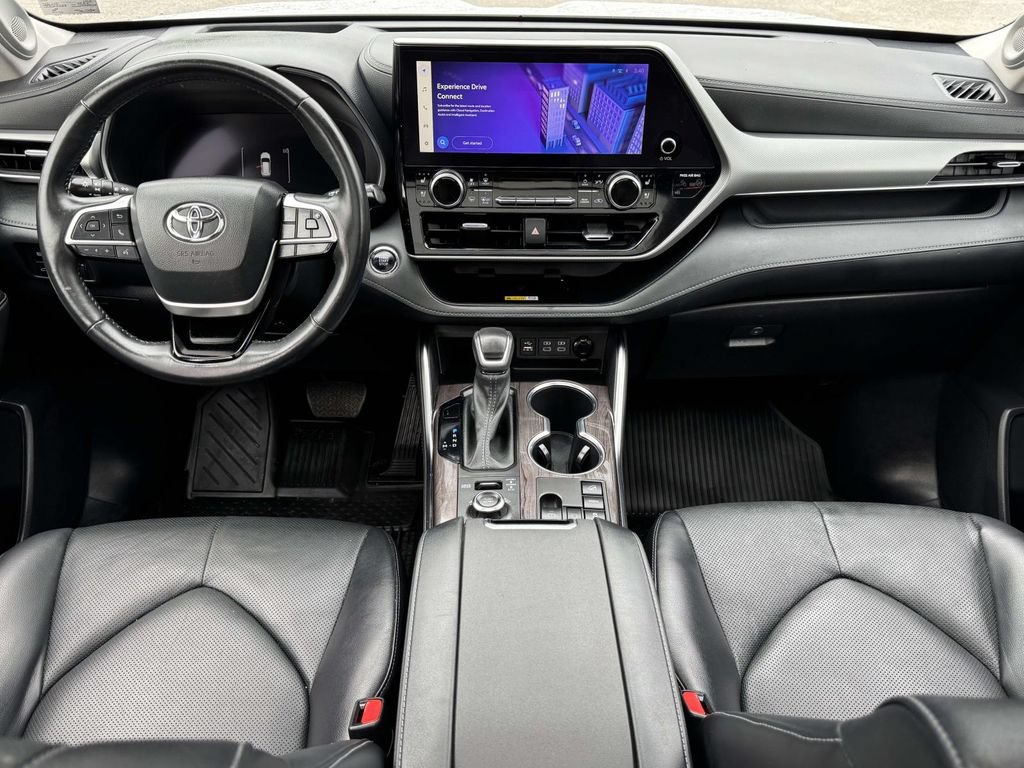 Used 2023 Toyota Highlander Platinum AWD/4WD image 2